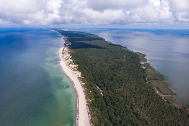 Curonian salyası, Kurshskaya Kosa Ulusal Parkı, Curonian Gölü ve Baltık Denizi, Kaliningrad Oblastı, Rusya ve Klaipeda İlçesi, Litvanya, yaz günü