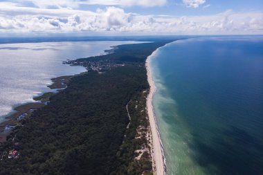 Curonian salyası, Kurshskaya Kosa Ulusal Parkı, Curonian Gölü ve Baltık Denizi, Kaliningrad Oblastı, Rusya ve Klaipeda İlçesi, Litvanya, yaz günü