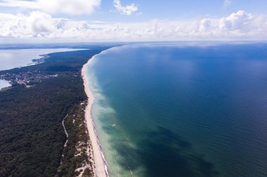 Curonian salyası, Kurshskaya Kosa Ulusal Parkı, Curonian Gölü ve Baltık Denizi, Kaliningrad Oblastı, Rusya ve Klaipeda İlçesi, Litvanya, yaz günü