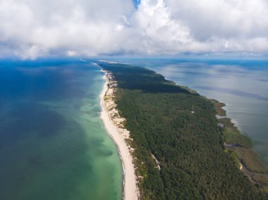 Curonian salyası, Kurshskaya Kosa Ulusal Parkı, Curonian Gölü ve Baltık Denizi, Kaliningrad Oblastı, Rusya ve Klaipeda İlçesi, Litvanya, yaz günü