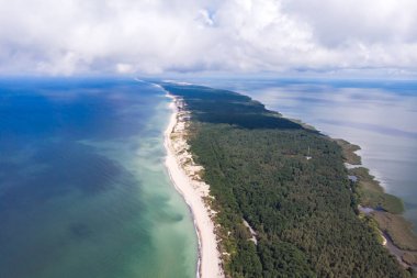 Curonian salyası, Kurshskaya Kosa Ulusal Parkı, Curonian Gölü ve Baltık Denizi, Kaliningrad Oblastı, Rusya ve Klaipeda İlçesi, Litvanya, yaz günü