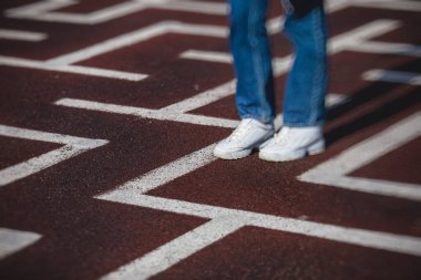 Labirent labirentinden kaçış ve çıkış yolu bulmaya çalışan bir insan ayağı görüntüsü, soruna çözüm bulma kavramı 