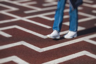 Labirent labirentinden kaçış ve çıkış yolu bulmaya çalışan bir insan ayağı görüntüsü, soruna çözüm bulma kavramı 