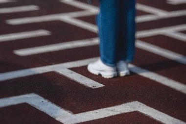 Labirent labirentinden kaçış ve çıkış yolu bulmaya çalışan bir insan ayağı görüntüsü, soruna çözüm bulma kavramı 