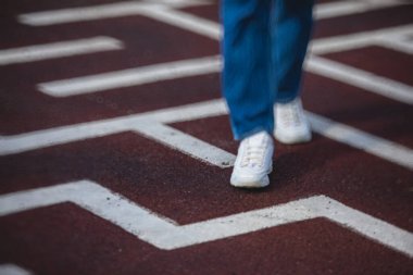 Labirent labirentinden kaçış ve çıkış yolu bulmaya çalışan bir insan ayağı görüntüsü, soruna çözüm bulma kavramı 