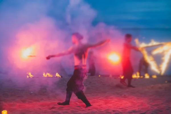 Grupa Artystów Ognia Fakir Wykonać Niesamowite Show Nocy Miotaczy Ognia — Zdjęcie stockowe