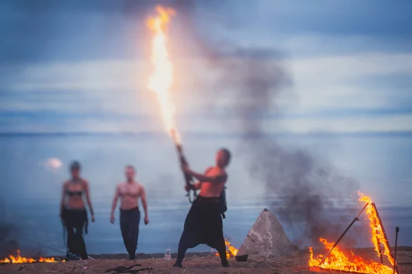 Группа Пожарных Мастеров Факиров Устраивает Удивительное Шоу Ночам Огнемётами Танцорами — стоковое фото