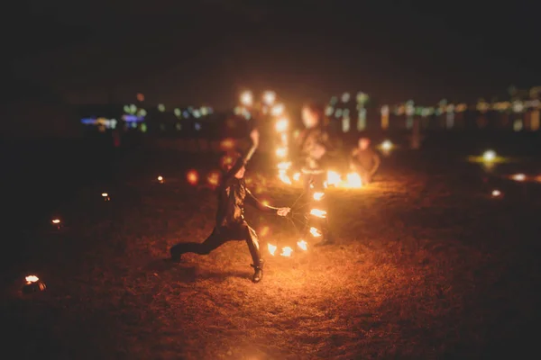 Group Fire Artists Fakir Perform Amazing Show Night Flamethrowers Fire — Stock Photo, Image