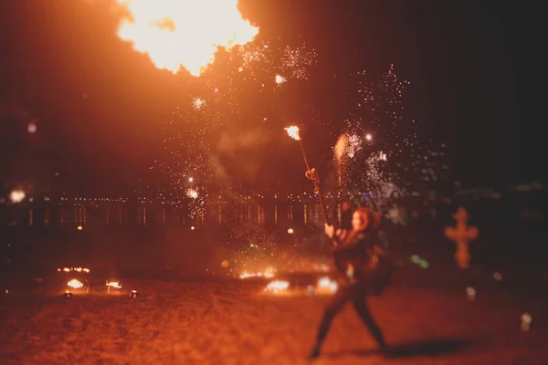 Группа Пожарных Мастеров Факиров Устраивает Удивительное Шоу Ночам Огнемётами Танцорами — стоковое фото