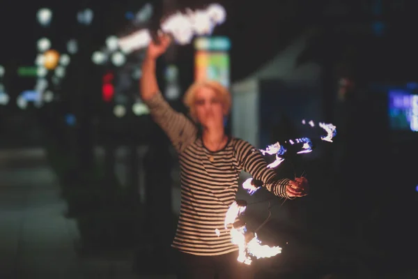 Grupo Artistas Fogo Fakir Realizar Show Incrível Noite Com Lança — Fotografia de Stock