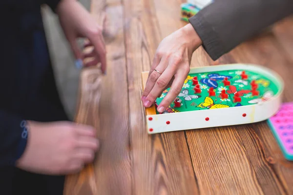 Antika eski tarz masa oyunu oynama ve arkadaşlarla ve aileyle eğlenme, masa oyunu konsepti, elle oynama ve zar atma oyunu