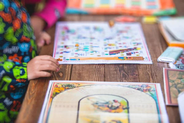 Antika eski tarz masa oyunu oynama ve arkadaşlarla ve aileyle eğlenme, masa oyunu konsepti, elle oynama ve zar atma oyunu