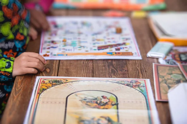 Antika eski tarz masa oyunu oynama ve arkadaşlarla ve aileyle eğlenme, masa oyunu konsepti, elle oynama ve zar atma oyunu