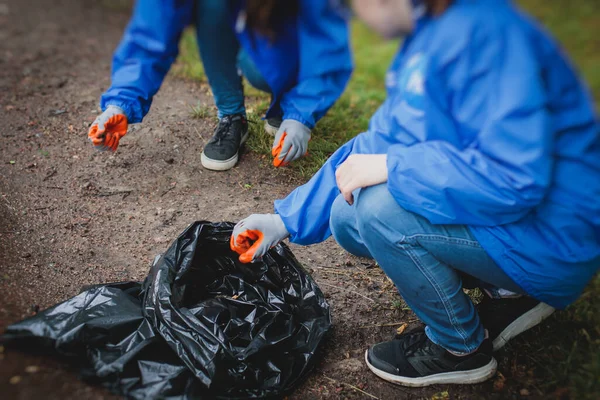 Teamgruppe Unge Jenter Gutter Melder Seg Frivillig Deltar Rengjøringsdagen Lokalsamfunnet – stockfoto