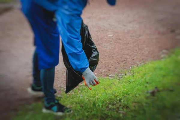 Groupe Équipe Jeunes Filles Garçons Faisant Bénévolat Participant Journée Nettoyage — Photo