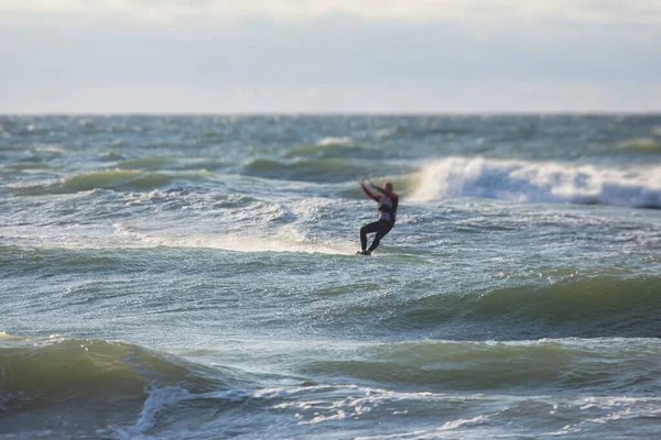 Szakmai Kite Surfer Kite Deszka Lovagol Hullámok Nyílt Tengeren Egy — Stock Fotó
