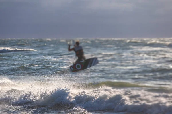 Επαγγελματίας Kite Surfer Kite Boarder Βόλτες Στα Κύματα Στην Ανοιχτή — Φωτογραφία Αρχείου