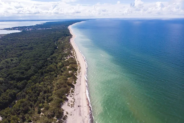 Curonian salyası, Kurshskaya Kosa Ulusal Parkı, Curonian Gölü ve Baltık Denizi, Kaliningrad Oblastı, Rusya ve Klaipeda İlçesi, Litvanya, yaz günü