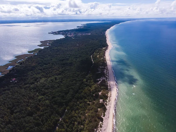 Curonian salyası, Kurshskaya Kosa Ulusal Parkı, Curonian Gölü ve Baltık Denizi, Kaliningrad Oblastı, Rusya ve Klaipeda İlçesi, Litvanya, yaz günü