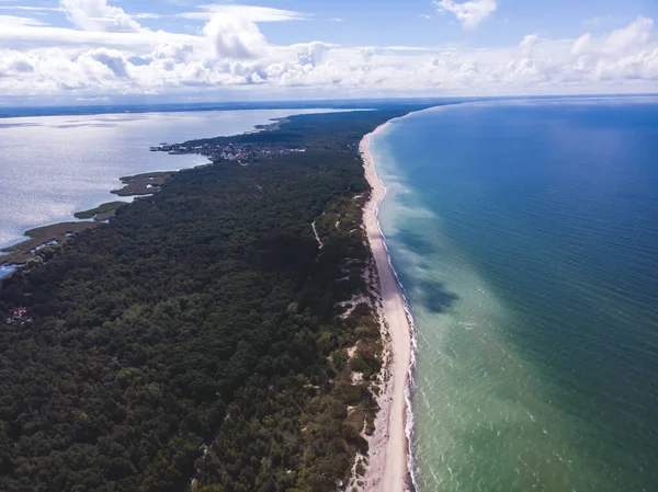 Curonian salyası, Kurshskaya Kosa Ulusal Parkı, Curonian Gölü ve Baltık Denizi, Kaliningrad Oblastı, Rusya ve Klaipeda İlçesi, Litvanya, yaz günü