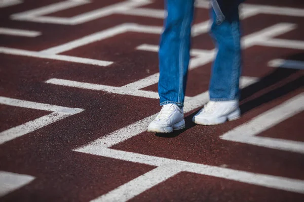 Labirent labirentinden kaçış ve çıkış yolu bulmaya çalışan bir insan ayağı görüntüsü, soruna çözüm bulma kavramı 