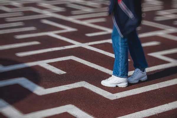 Labirent labirentinden kaçış ve çıkış yolu bulmaya çalışan bir insan ayağı görüntüsü, soruna çözüm bulma kavramı 