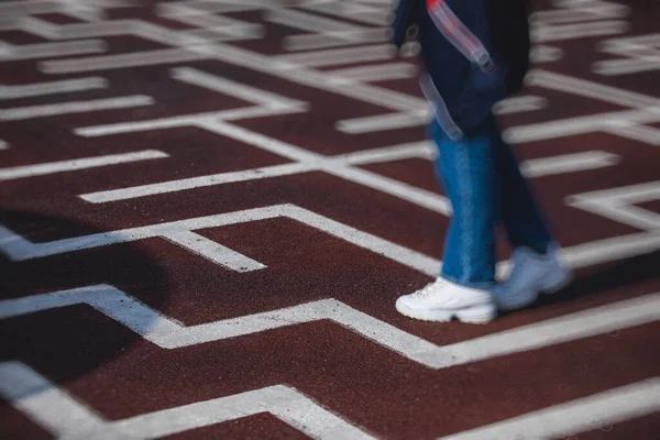 Labirent labirentinden kaçış ve çıkış yolu bulmaya çalışan bir insan ayağı görüntüsü, soruna çözüm bulma kavramı 