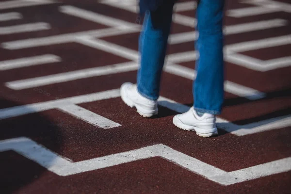 Labirent labirentinden kaçış ve çıkış yolu bulmaya çalışan bir insan ayağı görüntüsü, soruna çözüm bulma kavramı 