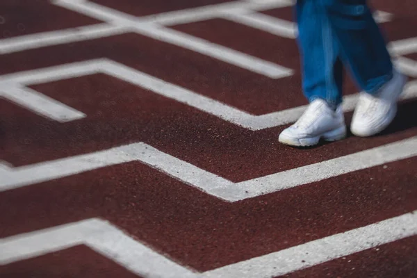 Labirent labirentinden kaçış ve çıkış yolu bulmaya çalışan bir insan ayağı görüntüsü, soruna çözüm bulma kavramı 