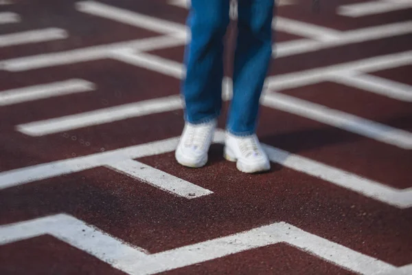 Labirent labirentinden kaçış ve çıkış yolu bulmaya çalışan bir insan ayağı görüntüsü, soruna çözüm bulma kavramı 