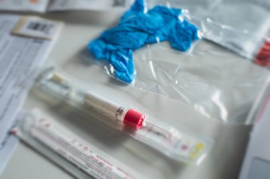 Evde Coronavirus test süreci, COVID-19 örnek toplama kiti, OP NP hasta numunesi almak için test tüpü, test tamamlandı, hastaya korona testi yapıldı.