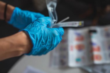 Evde Coronavirus test süreci, COVID-19 örnek toplama kiti, OP NP hasta numunesi almak için test tüpü, test tamamlandı, hastaya korona testi yapıldı.