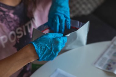 Evde Coronavirus test süreci, COVID-19 örnek toplama kiti, OP NP hasta numunesi almak için test tüpü, test tamamlandı, hastaya korona testi yapıldı.