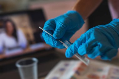 Evde Coronavirus test süreci, COVID-19 örnek toplama kiti, OP NP hasta numunesi almak için test tüpü, test tamamlandı, hastaya korona testi yapıldı.