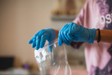 Evde Coronavirus test süreci, COVID-19 örnek toplama kiti, OP NP hasta numunesi almak için test tüpü, test tamamlandı, hastaya korona testi yapıldı.