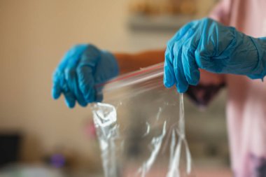Evde Coronavirus test süreci, COVID-19 örnek toplama kiti, OP NP hasta numunesi almak için test tüpü, test tamamlandı, hastaya korona testi yapıldı.