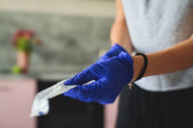 Evde Coronavirus test süreci, COVID-19 örnek toplama kiti, OP NP hasta numunesi almak için test tüpü, test tamamlandı, hastaya korona testi yapıldı.