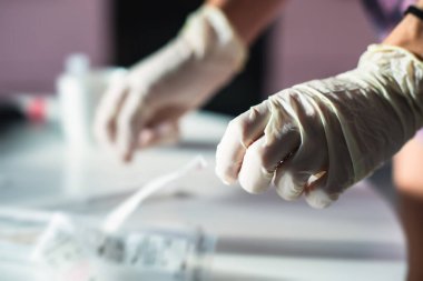 Evde koronavirüs test süreci, COVID-19 örnek toplama kiti, OP NP hasta numunesi almak için test tüpü, test tamamlandı, hasta korona aldı.