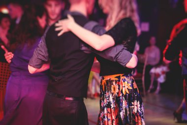Balo salonunda geleneksel Latin dansı milongası yapan çiftler, kırmızı ışıklarda tango salsa dersi, dans festivali