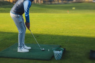 Golf antrenmanında antrenman yapan ve antrenman yapan bir grup golfçü, golf sahasında oynayan erkekler, golf klübünde golf oynayan erkekler, yaz güneşli da.