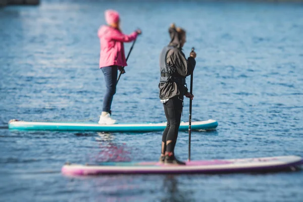 Grupa Surferów Wstać Paddle Board Kobiety Wstać Wiosła Razem Mieście — Zdjęcie stockowe