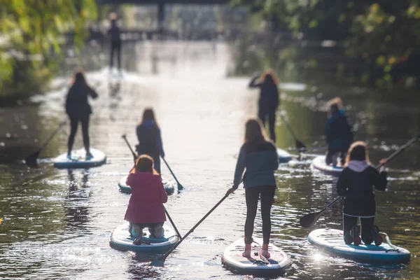 Grupa Surferów Wstać Paddle Board Kobiety Wstać Wiosła Razem Mieście — Zdjęcie stockowe