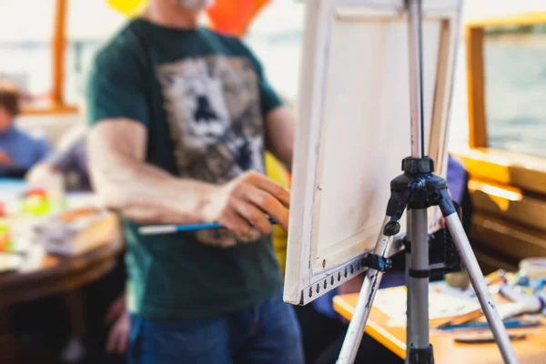 Proceso Pintura Clase Grupal Estudiantes Talentosos Adultos Con Caballetes Pinturas — Foto de Stock