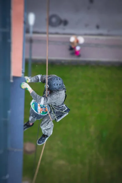 Professional Climber Rope Access Worker Painting Repairing Facade Residential High — Stock Photo, Image