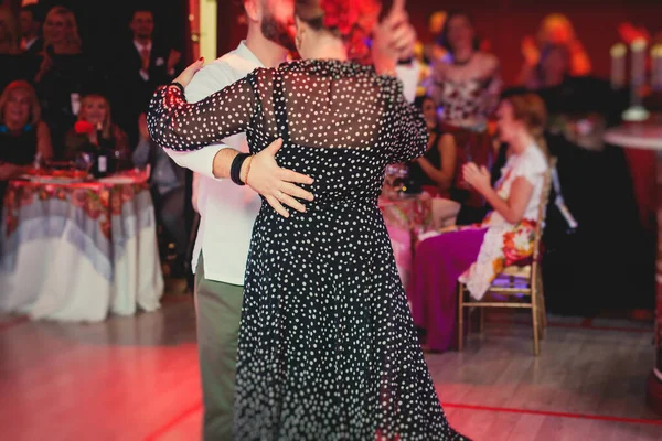 舞踏会ホールで伝統的なラテンアルゼンチン舞踊のミロンガを踊るカップル 赤いライトでタンゴサルサバカータのレッスン ダンスフェスティバル — ストック写真