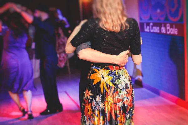 Balo Salonunda Geleneksel Latin Dansı Milongası Yapan Çiftler Kırmızı Işıklarda — Stok fotoğraf