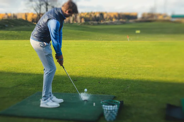 Csoport Golfozók Gyakorló Képzés Golf Swing Driving Range Gyakorlat Férfiak — Stock Fotó