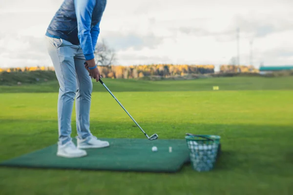 Skupina Golfistů Cvičit Trénink Golfový Švih Driving Range Praxi Muži — Stock fotografie