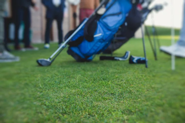 Gruppe Von Golfspielern Übt Und Trainiert Golfschwung Auf Der Driving — Stockfoto