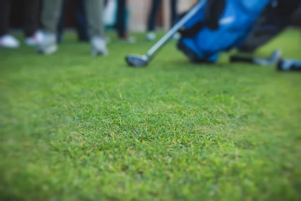 ゴルフ練習や練習の練習のゴルフスイングのグループ練習 ゴルフコースで遊ぶ男性 ゴルフ複合リゾートでのゴルフボール 夏の日当たりの良いDa — ストック写真